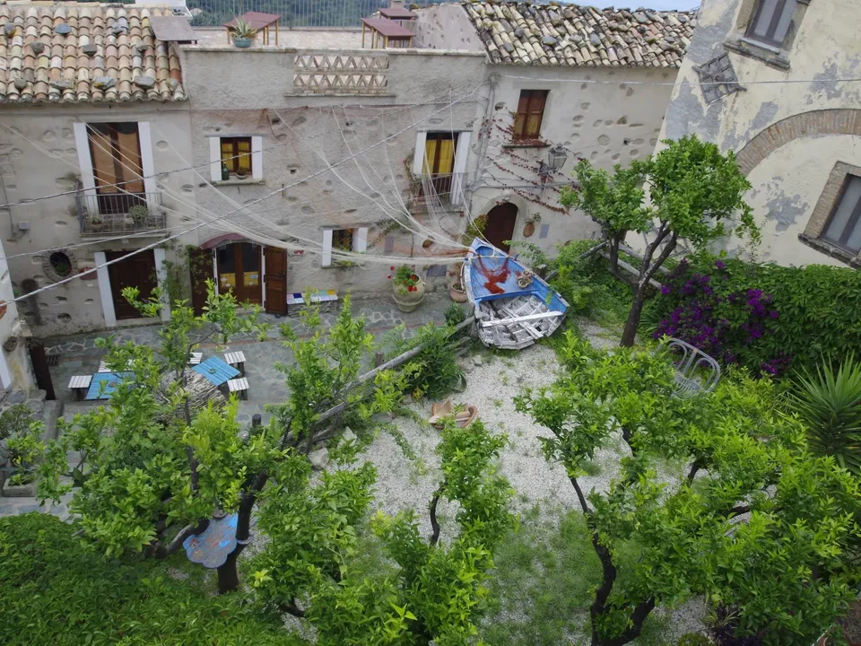 Stunning country house located in the picturesque old town of Belmonte Calabro for sale