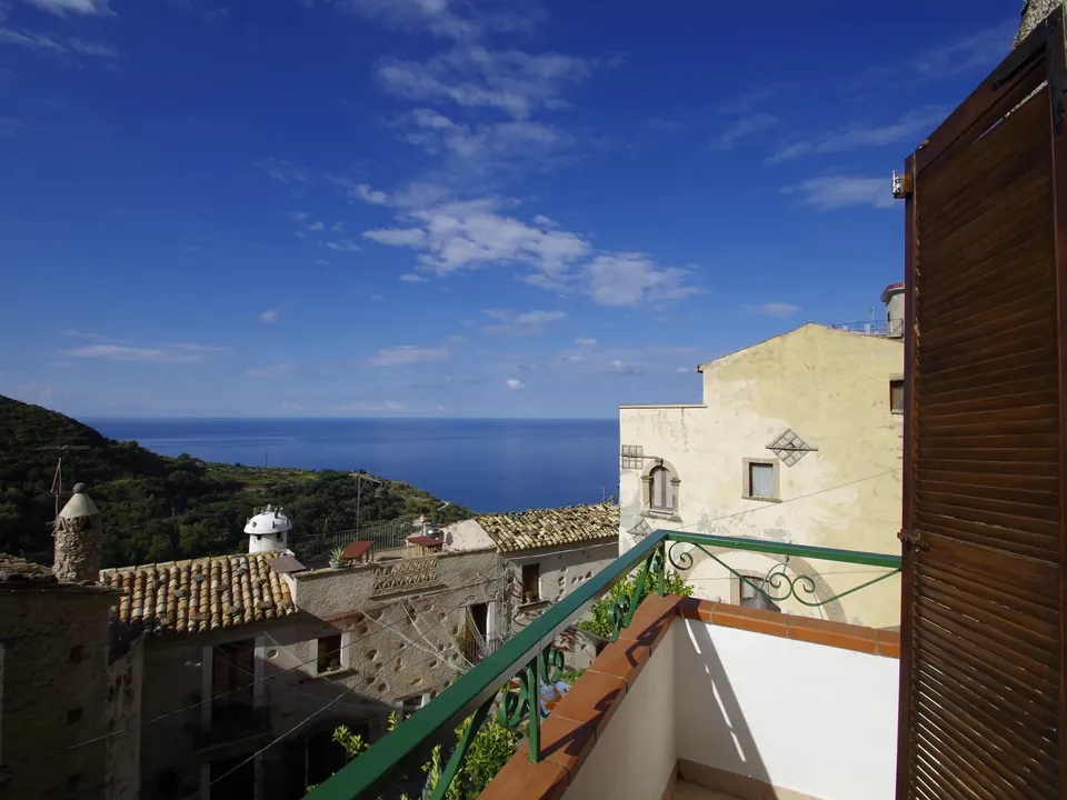 Stunning country house located in the picturesque old town of Belmonte Calabro for sale