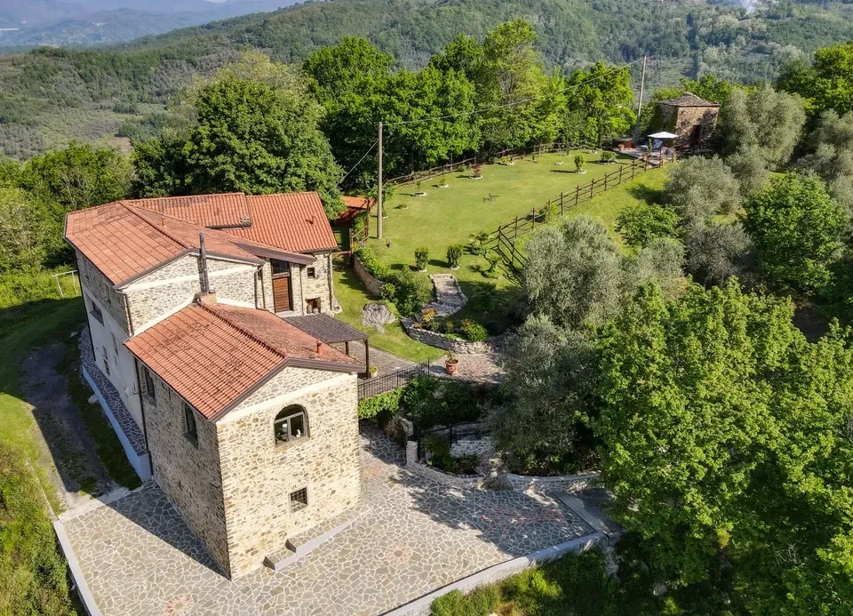 Stone farmhouse in Filattiera for sale