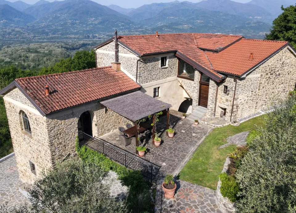 Stone farmhouse in Filattiera for sale