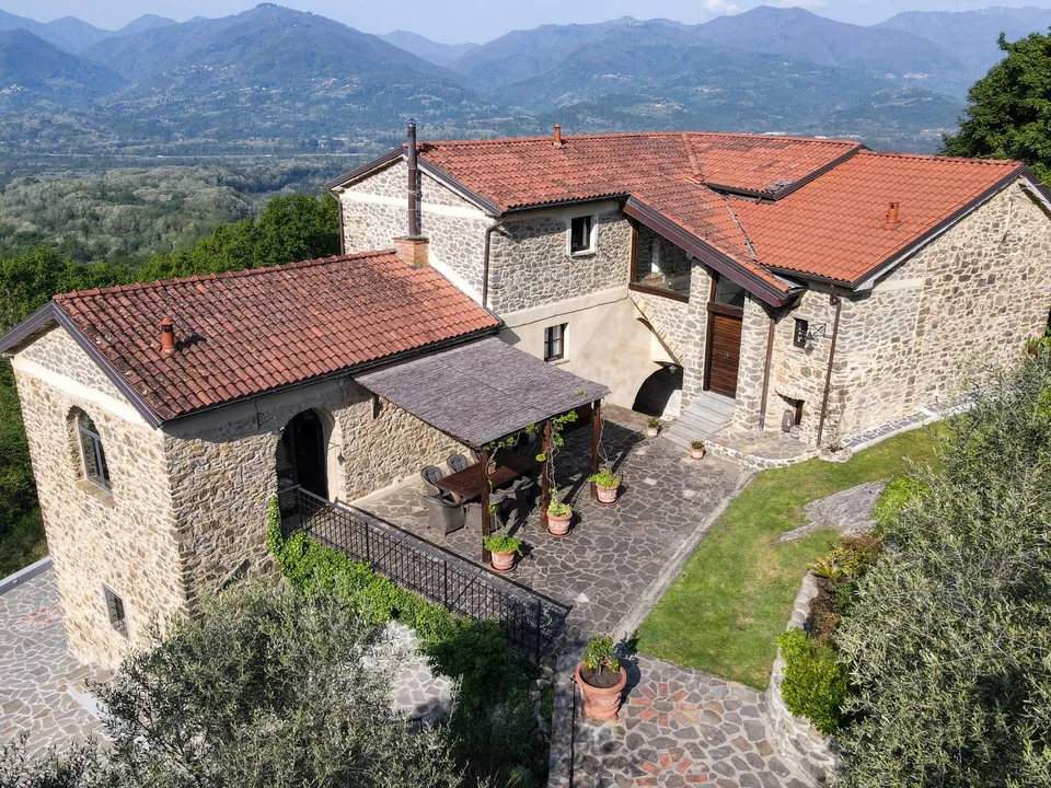 Stone farmhouse in Filattiera for sale