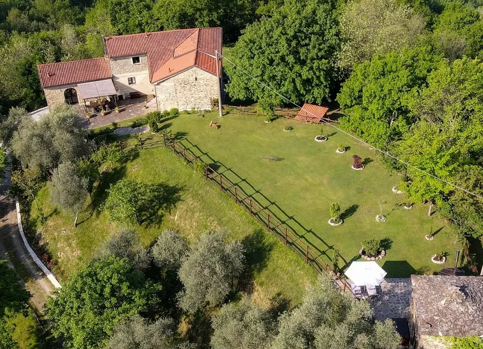 Stone farmhouse in Filattiera for sale