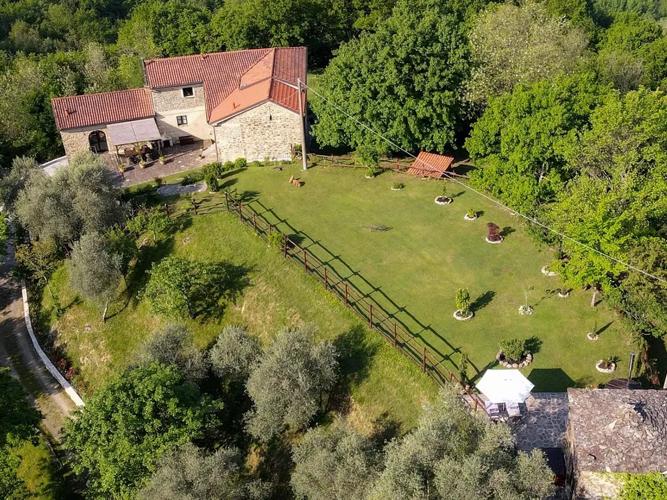 Stone farmhouse in Filattiera for sale