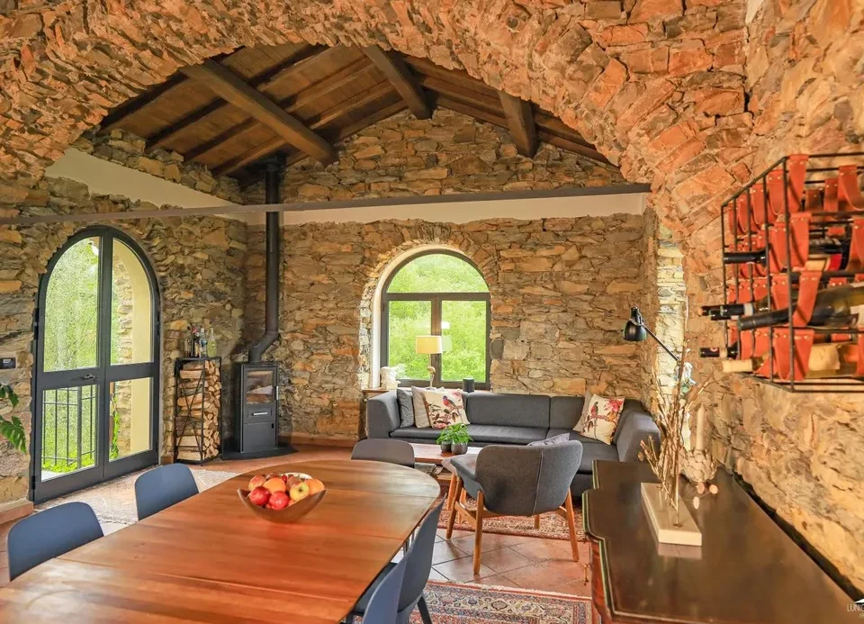 Stone farmhouse in Filattiera for sale