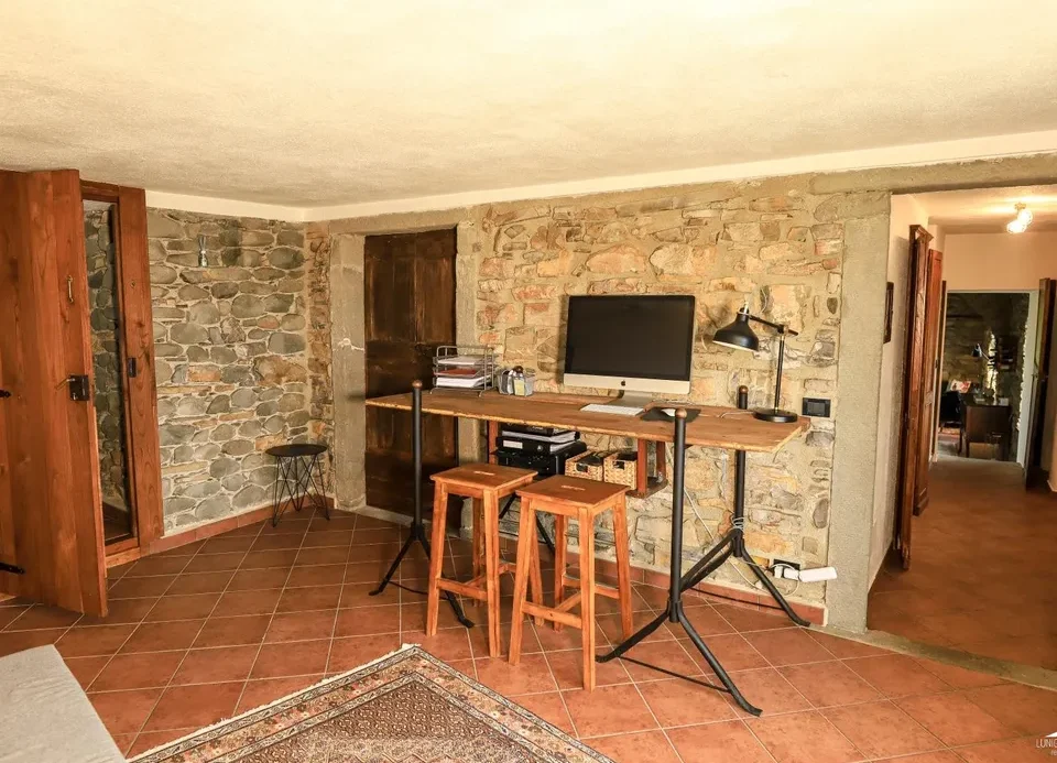 Stone farmhouse in Filattiera for sale