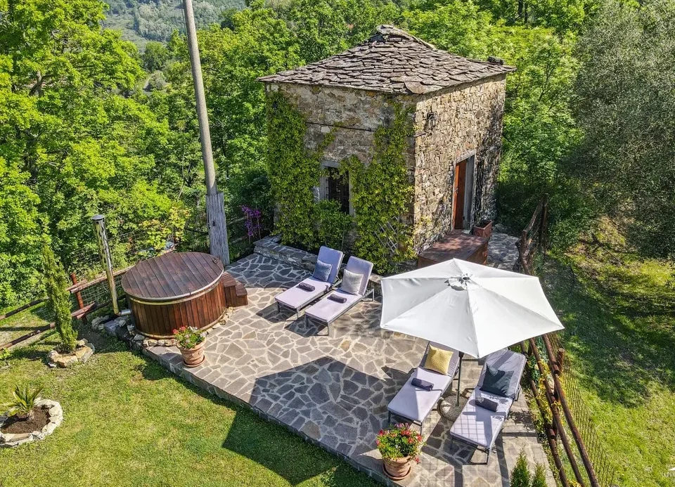 Stone farmhouse in Filattiera for sale