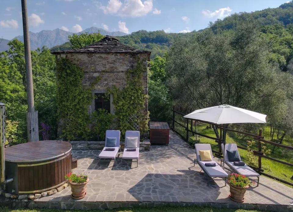 Stone farmhouse in Filattiera for sale