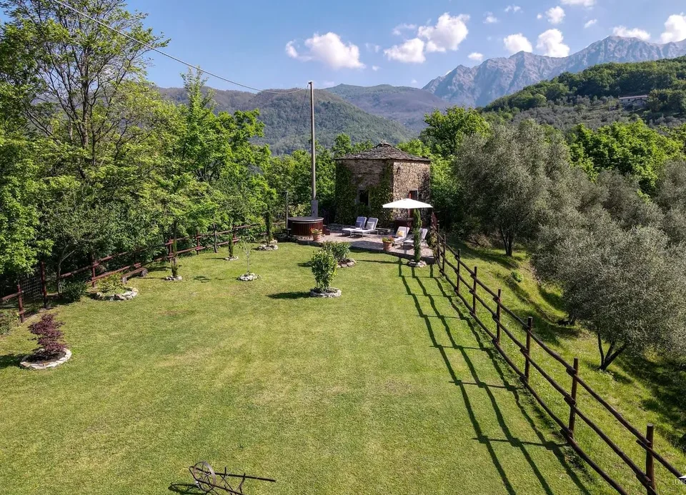 Stone farmhouse in Filattiera for sale