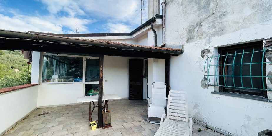 Semi-detached villa with large courtyard and land