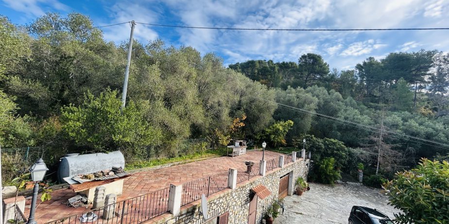 Semi-detached villa with large courtyard and land