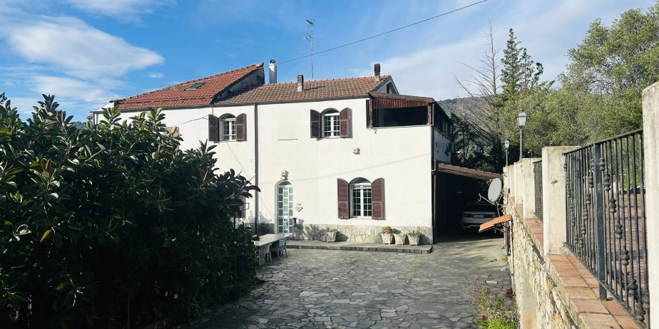 Semi-detached villa with large courtyard and land