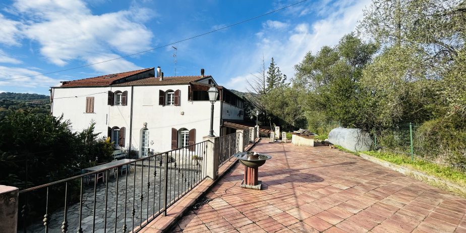 Semi-detached villa with large courtyard and land