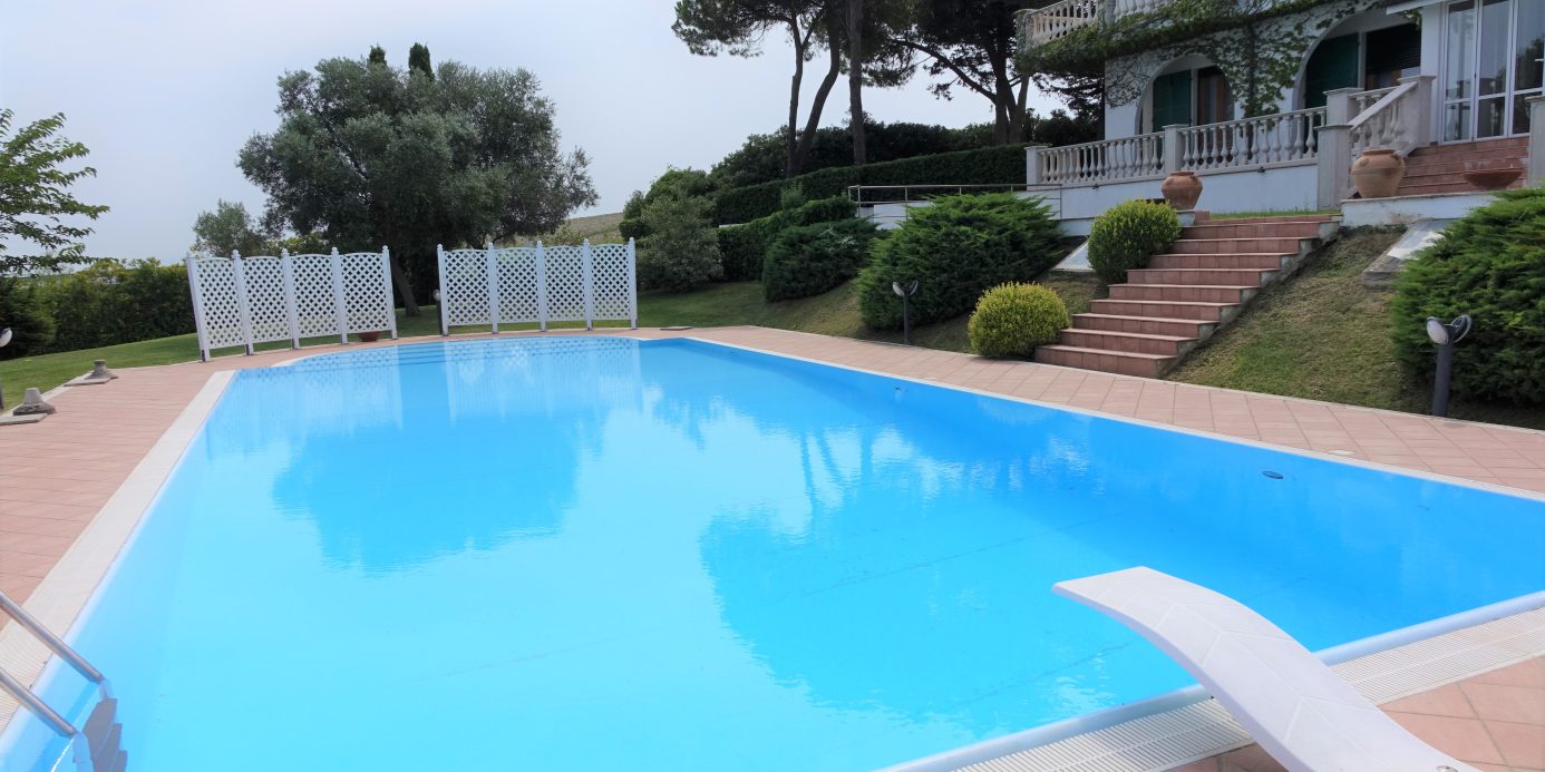 Beautiful villa with sea views, swimming pool, tennis court and 4000 m2 of park land all around in Senigallia, Ancona, Marche , Italia.