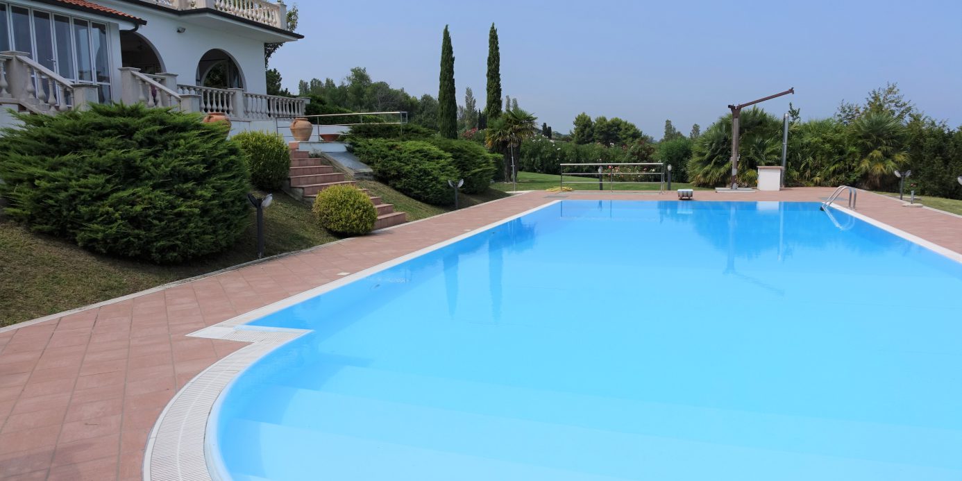 Beautiful villa with sea views, swimming pool, tennis court and 4000 m2 of park land all around in Senigallia, Ancona, Marche , Italia.