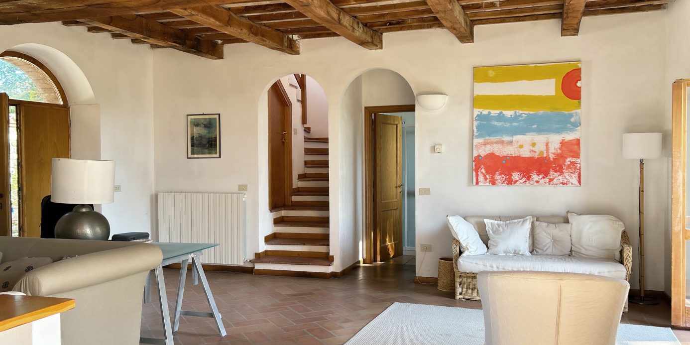 Restored country house with pool in Monte San Martino