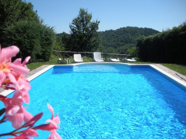 Farmhouse with dependance, land and swimming pool for sale in Amandola, Fermo, Marche