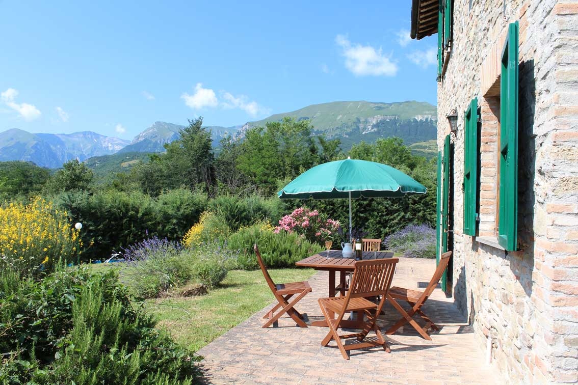 Farmhouse with dependance, land and swimming pool for sale in Amandola, Fermo, Marche