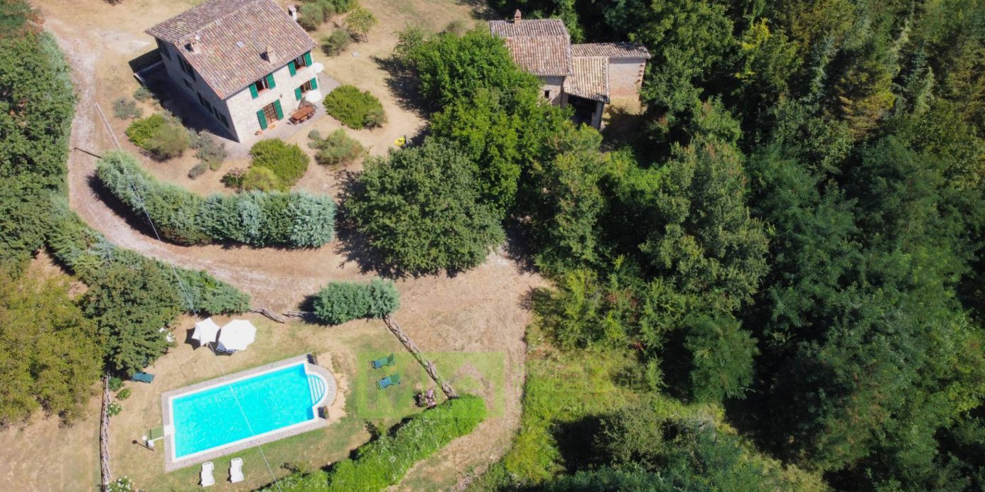 Farmhouse with dependance, land and swimming pool for sale in Amandola, Fermo, Marche