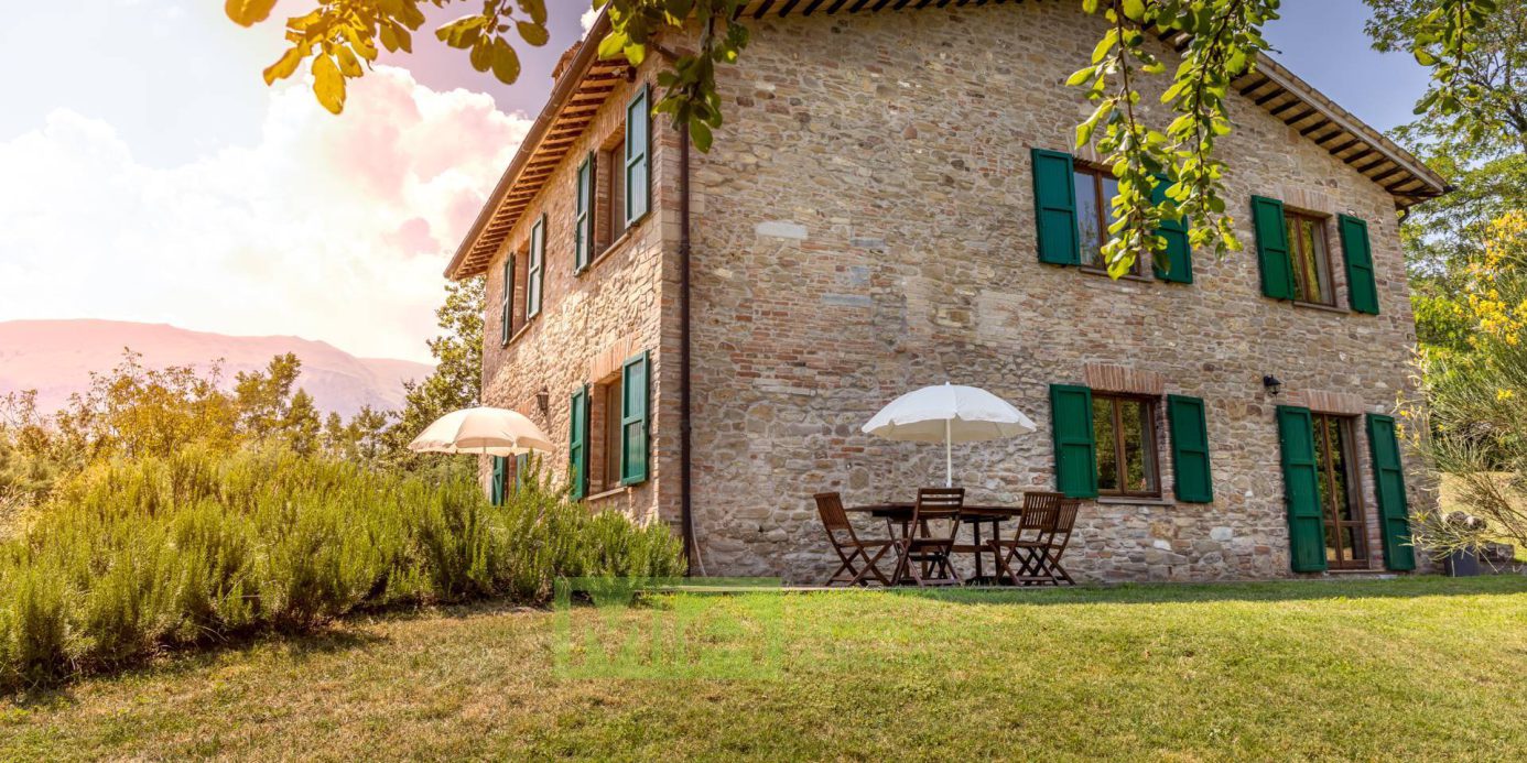 Farmhouse with dependance, land and swimming pool for sale in Amandola, Fermo, Marche