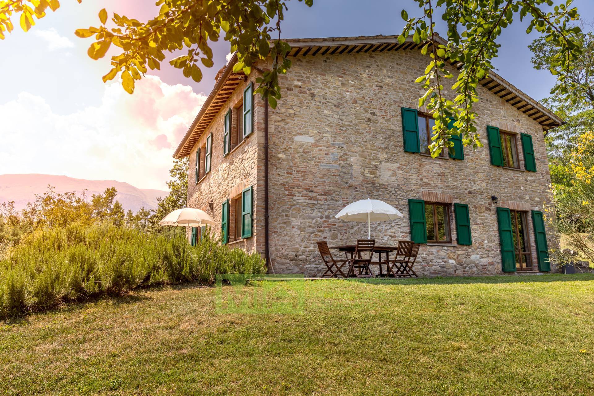 Farmhouse with dependance, land and swimming pool for sale in Amandola, Fermo, Marche