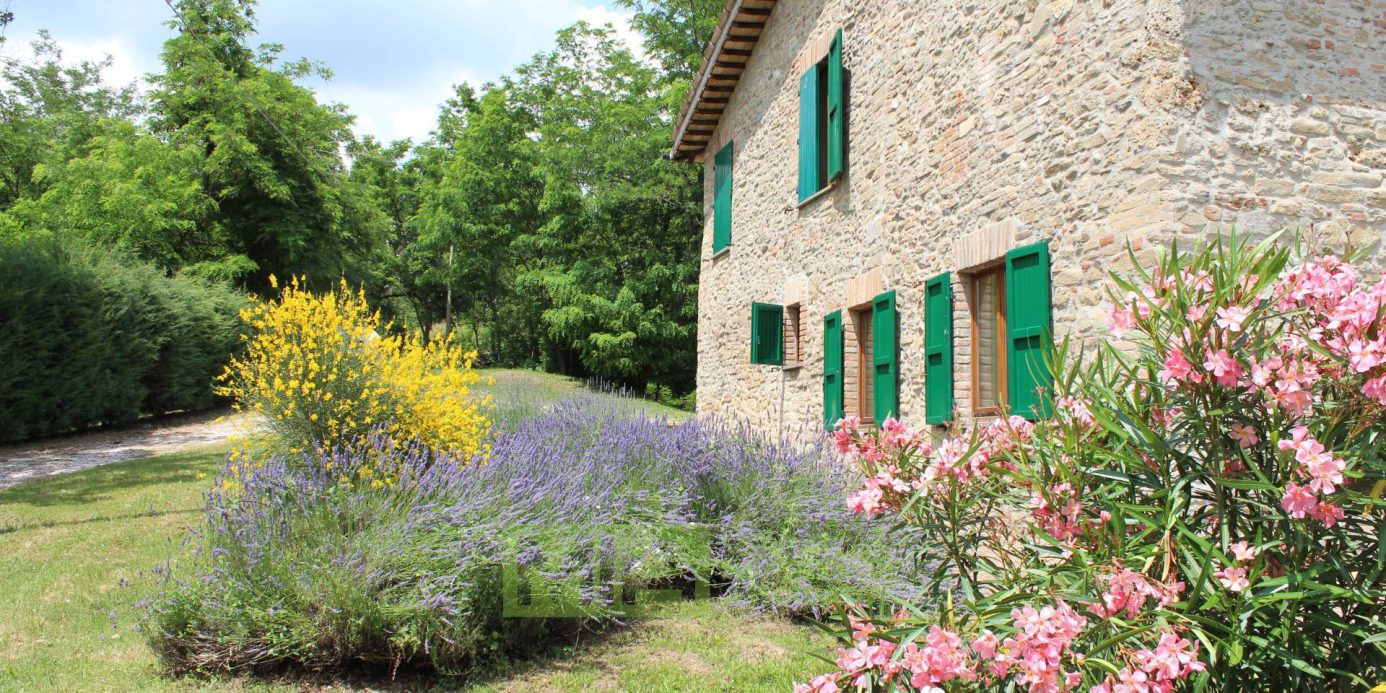 Farmhouse with dependance, land and swimming pool for sale in Amandola, Fermo, Marche