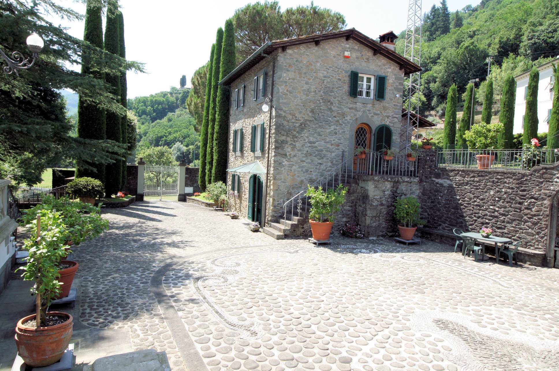 Large real estate complex with Bagni di Lucca park