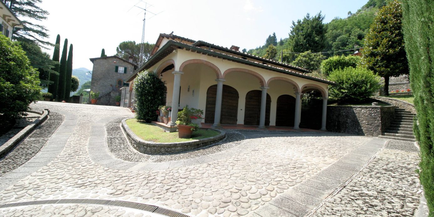 Large real estate complex with Bagni di Lucca park