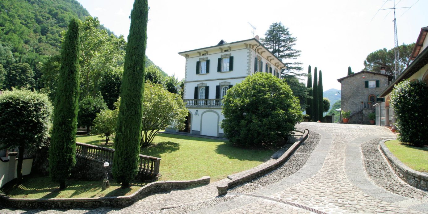 Large real estate complex with Bagni di Lucca park