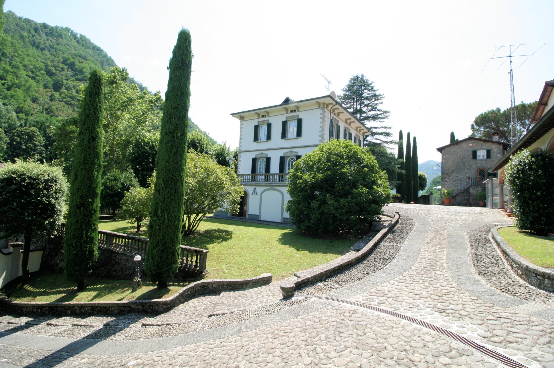Large real estate complex with Bagni di Lucca park