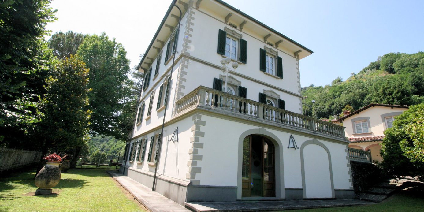 Large real estate complex with Bagni di Lucca park