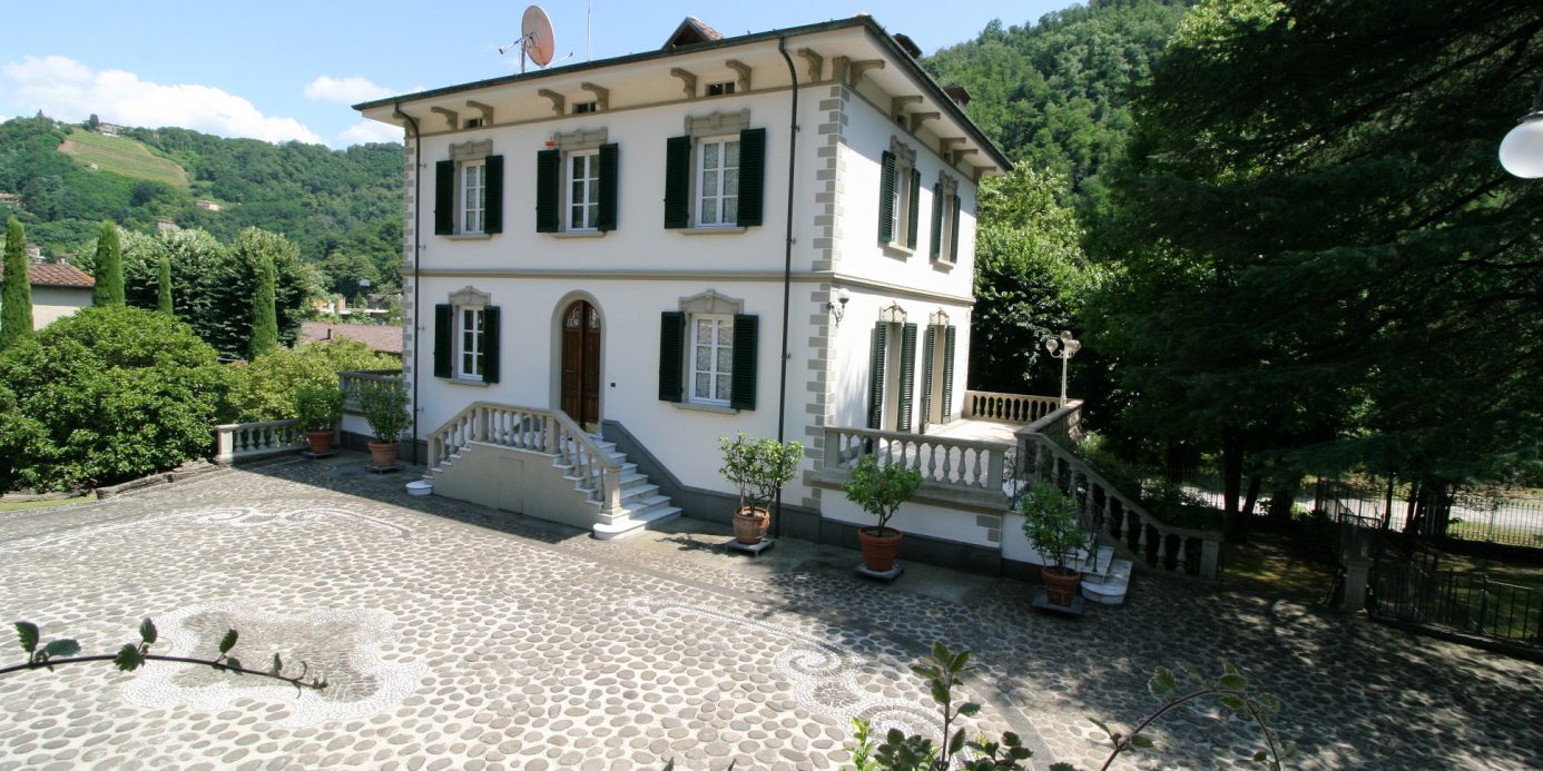 Large real estate complex with Bagni di Lucca park