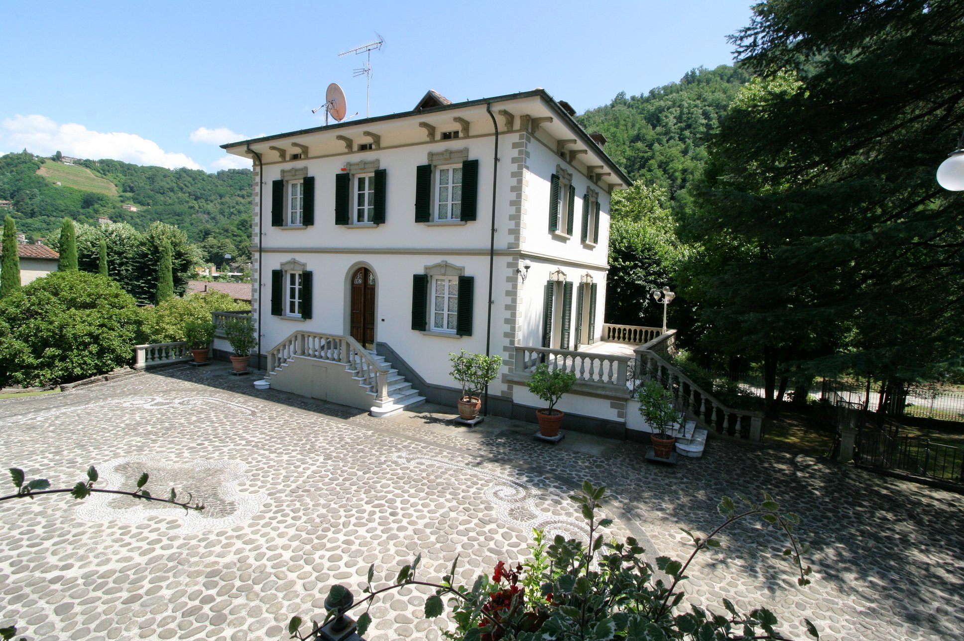 Large real estate complex with Bagni di Lucca park