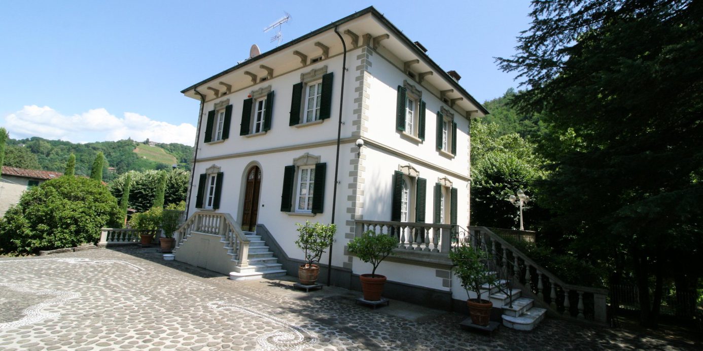 Large real estate complex with Bagni di Lucca park