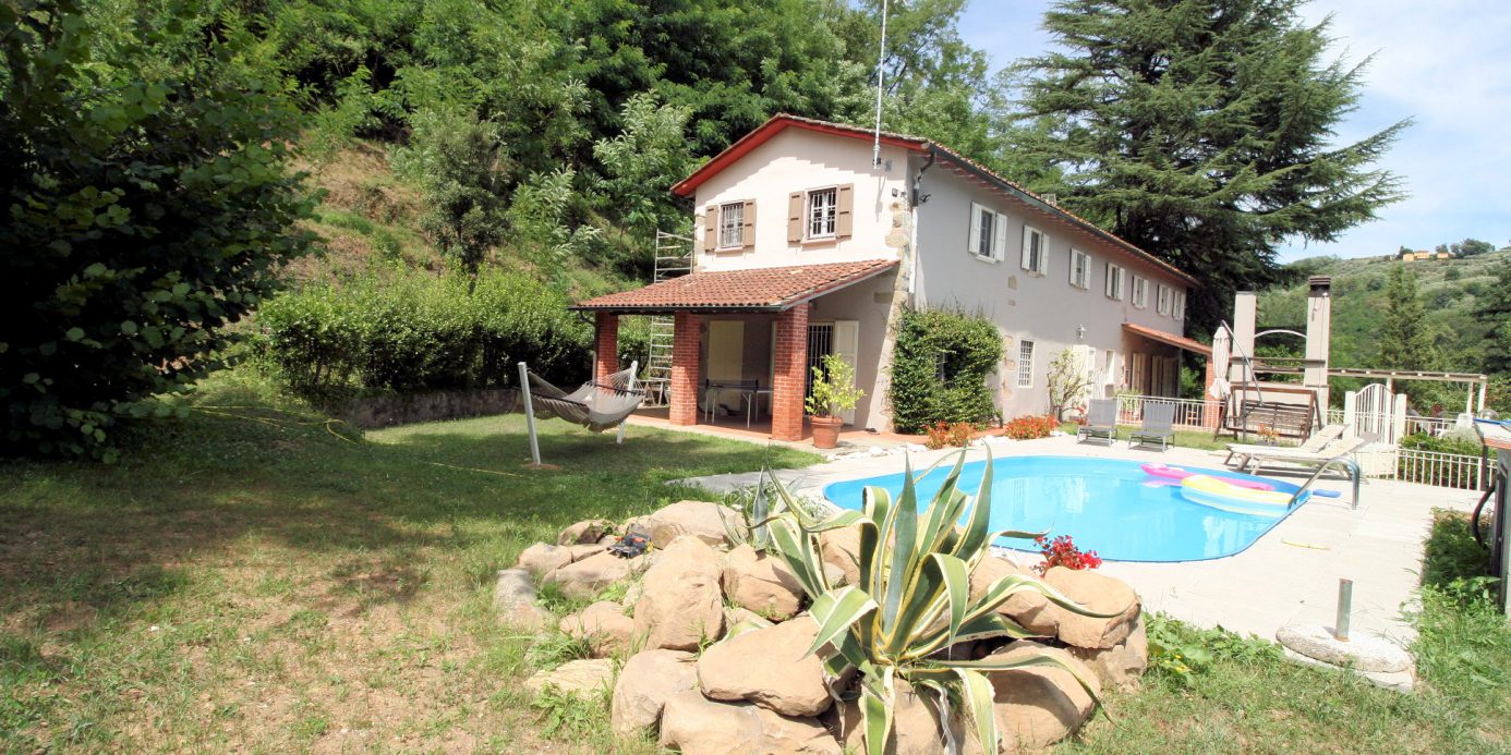 Farmhouse with park, swimming pool in a panoramic position in Buggiano