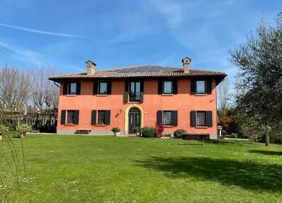 Historical villa for sale in San Giorgio di Piano