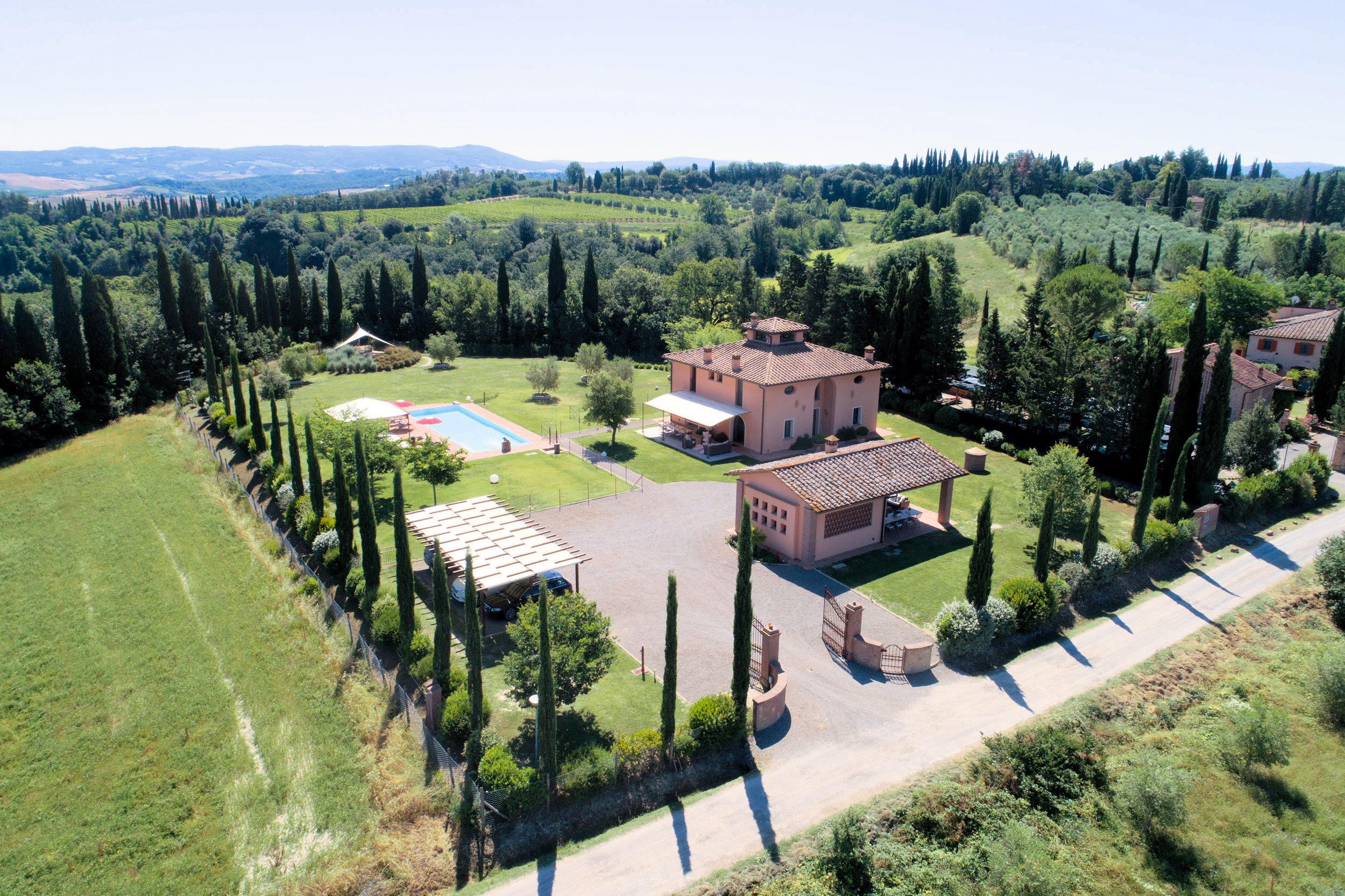 Beautiful tuscan style farmhouse with park and swimming pool in Peccioli