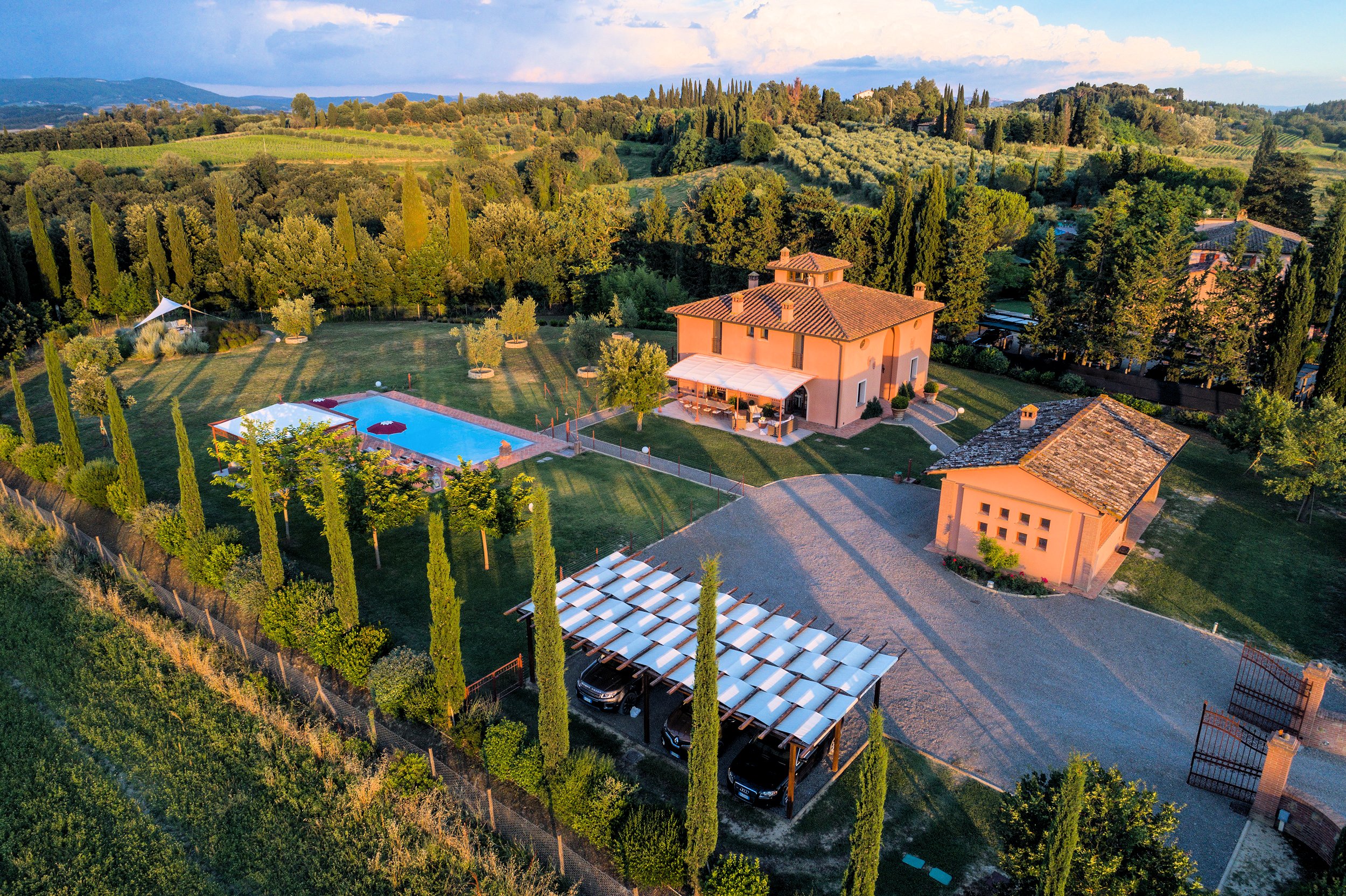 Beautiful tuscan style farmhouse with park and swimming pool in Peccioli