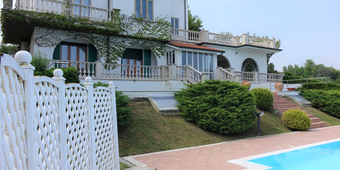 Beautiful villa with sea views, swimming pool, tennis court and 4000 m2 of park land all around in Senigallia, Ancona, Marche , Italia.