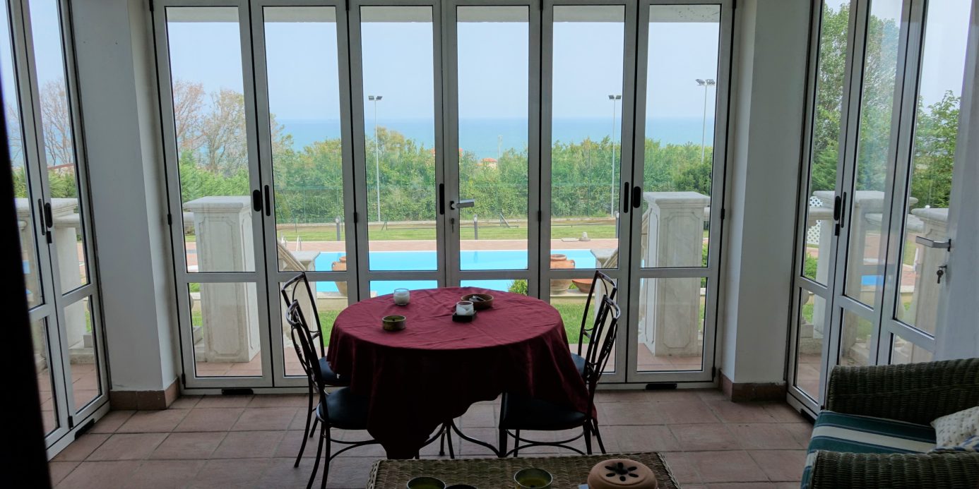 Beautiful villa with sea views, swimming pool, tennis court and 4000 m2 of park land all around in Senigallia, Ancona, Marche , Italia.