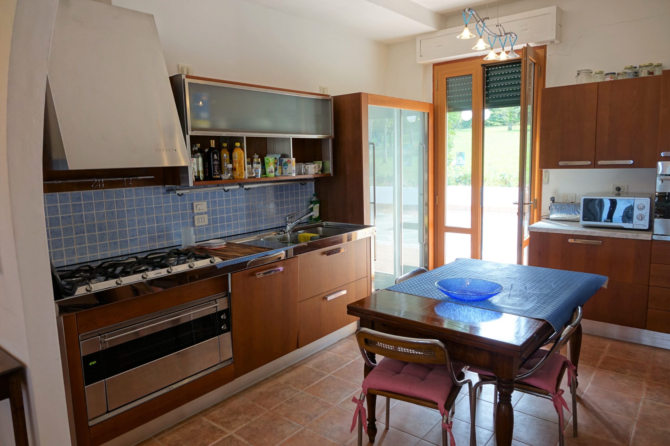 Beautiful villa with sea views, swimming pool, tennis court and 4000 m2 of park land all around in Senigallia, Ancona, Marche , Italia.
