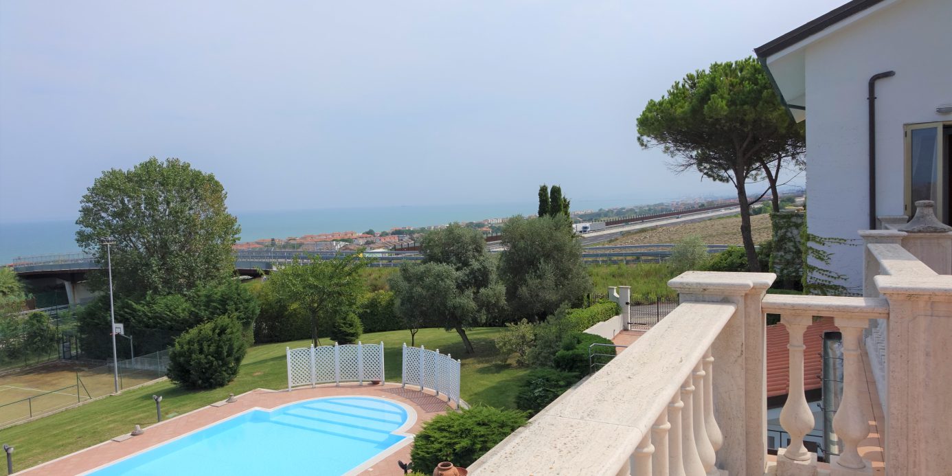 Beautiful villa with sea views, swimming pool, tennis court and 4000 m2 of park land all around in Senigallia, Ancona, Marche , Italia.