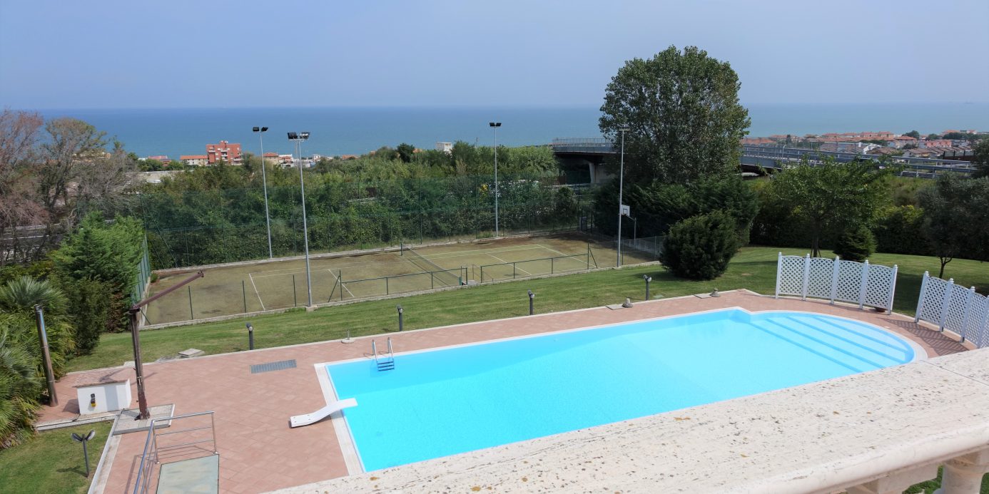 Beautiful villa with sea views, swimming pool, tennis court and 4000 m2 of park land all around in Senigallia, Ancona, Marche , Italia.