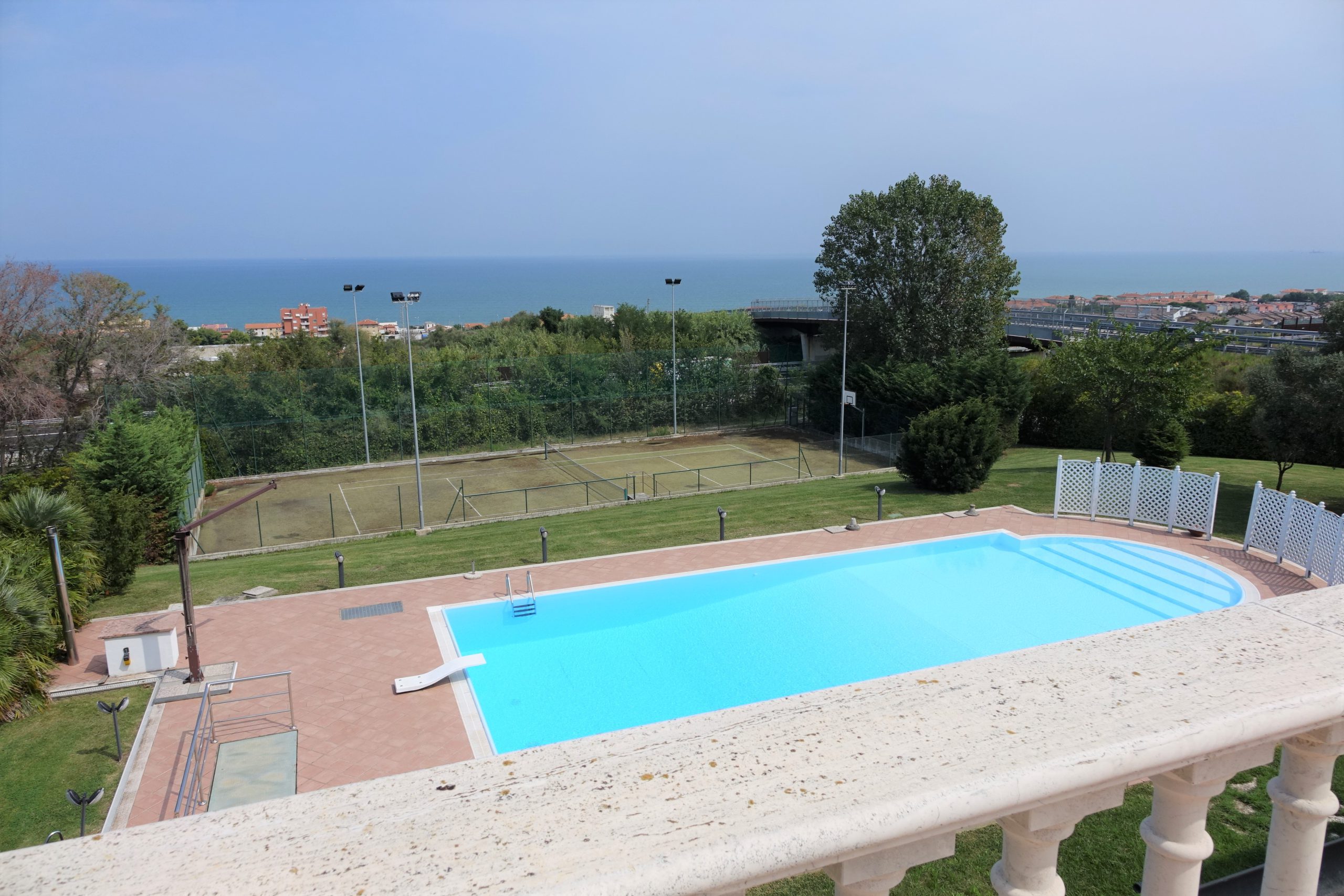 Beautiful villa with sea views, swimming pool, tennis court and 4000 m2 of park land all around in Senigallia, Ancona, Marche , Italia.