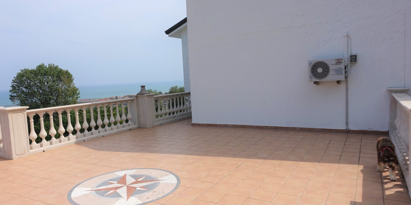 Beautiful villa with sea views, swimming pool, tennis court and 4000 m2 of park land all around in Senigallia, Ancona, Marche , Italia.