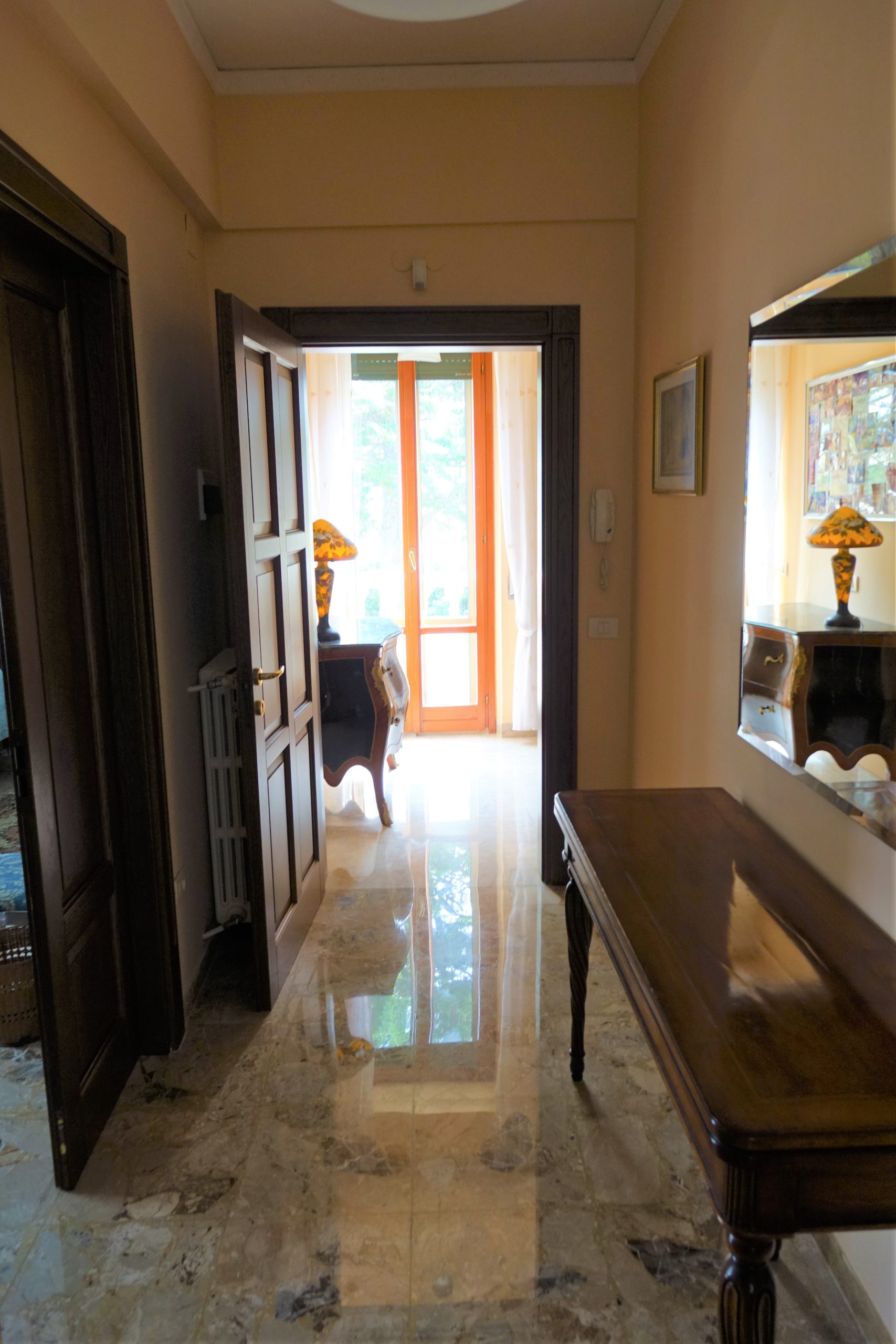 Beautiful villa with sea views, swimming pool, tennis court and 4000 m2 of park land all around in Senigallia, Ancona, Marche , Italia.