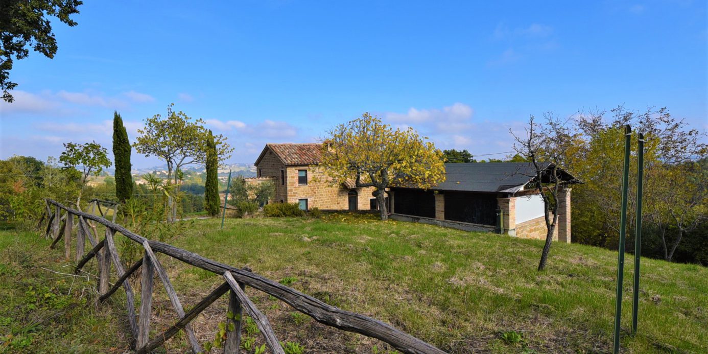 Casale Santa Maria , excellently restored for sale in Gualdo