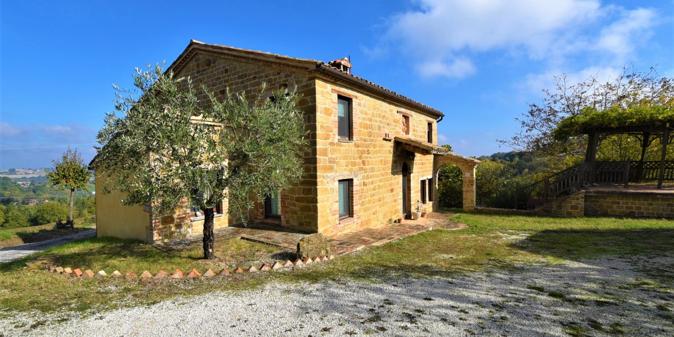 Casale Santa Maria , excellently restored for sale in Gualdo