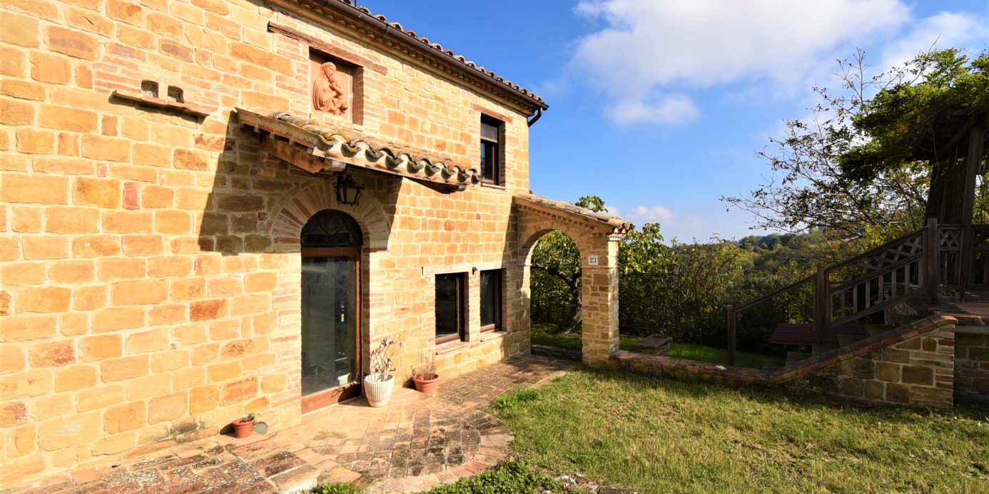 Casale Santa Maria , excellently restored for sale in Gualdo