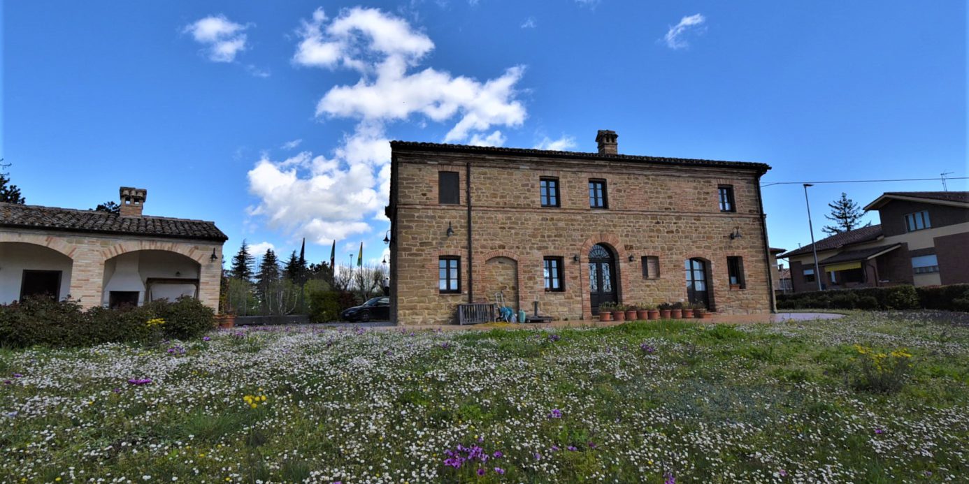 House ” Belvedere” with private land, partly buildable , for sale in Gualdo (Mc) Marche , Italy