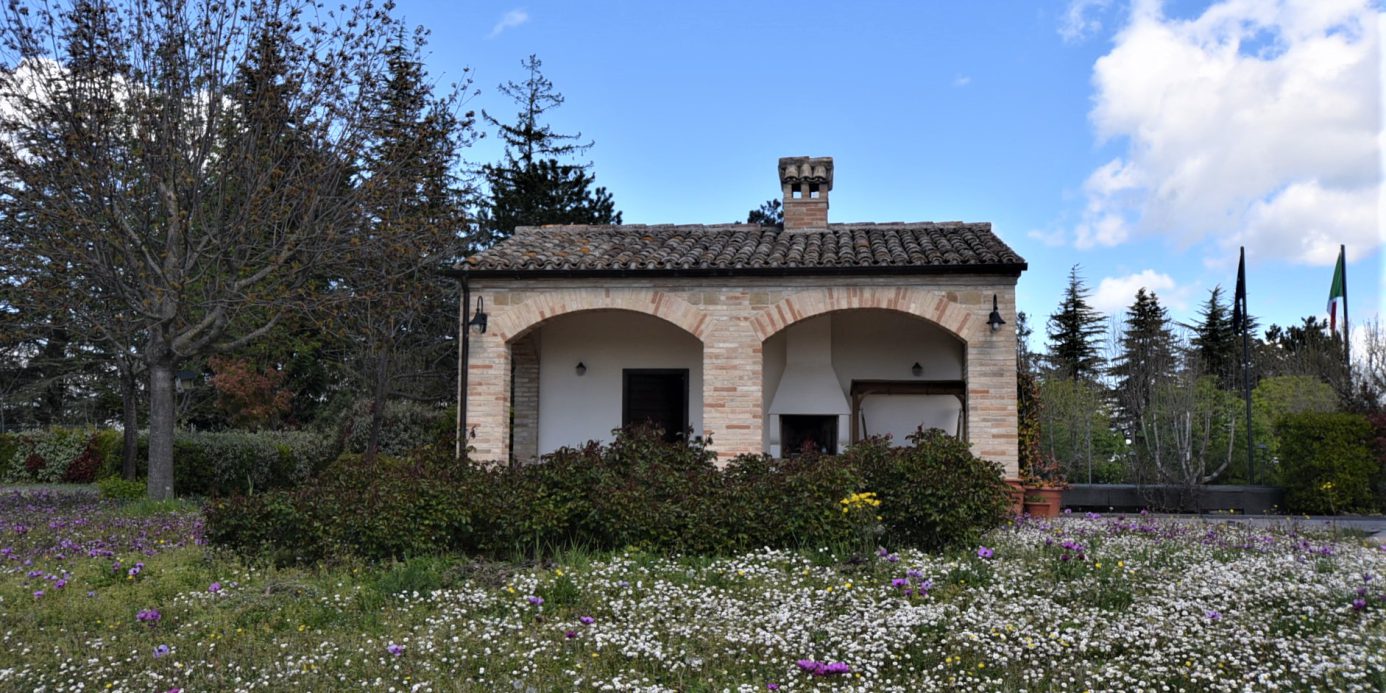 House ” Belvedere” with private land, partly buildable , for sale in Gualdo (Mc) Marche , Italy